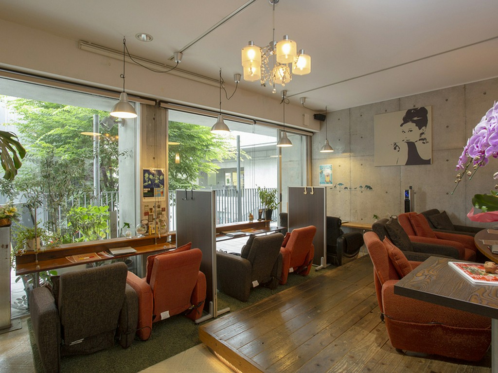 ソファー席は10台すべてマッサージチェア。ゆったりとくつろいで