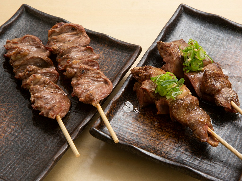 炭の香りをまとわせた『せせりポン酢（炭火炙り焼き）』