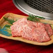 フルーツを使った醤油ベースのもみダレをなじませながらも、肉本来の旨みをしっかり残す絶妙な味付け。カルビに比べ脂身が少ないだけでなく、長い間大切に守られてきた秘伝のタレが“食べやすさ”の秘密です。