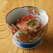 柔らかくとろけるような食感に、思わず笑みがこぼれる一品。丁寧に下処理することで臭みをなくしたお店自慢のスペシャリテです。甘辛い濃厚な味わいで、日本酒との相性も抜群。食もお酒も進みます。