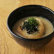時間をかけて煮出した特製鶏スープと、揚げたおにぎりを合わせた逸品。カリカリになったおにぎりとコッテリスープが絡み合い、絶妙なハーモニーを生み出しています。〆にはもちろん、お酒のアテにもぴったりです。