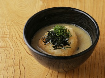 外はカリカリ、中はもっちりの『揚げおにぎり鶏スープがけ』