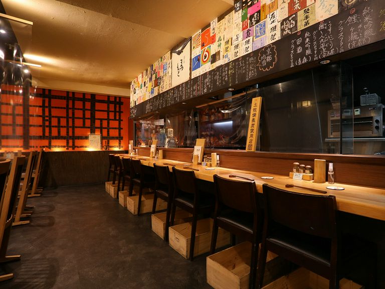 カウンター席も完備。一人はもちろん、デートにもピッタリ