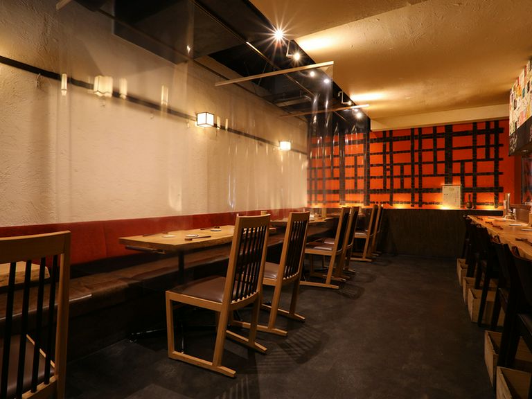 テーブル席の間には、飛沫防止用のパーテーションを設置