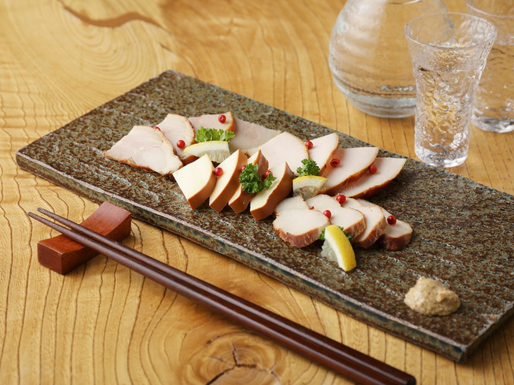 焼鳥だけでなく、「自家製の燻製料理」も自慢の一つ