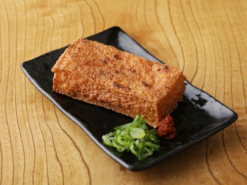 揚げたての『自家製厚揚げ』。特製醤油をかけていただきます