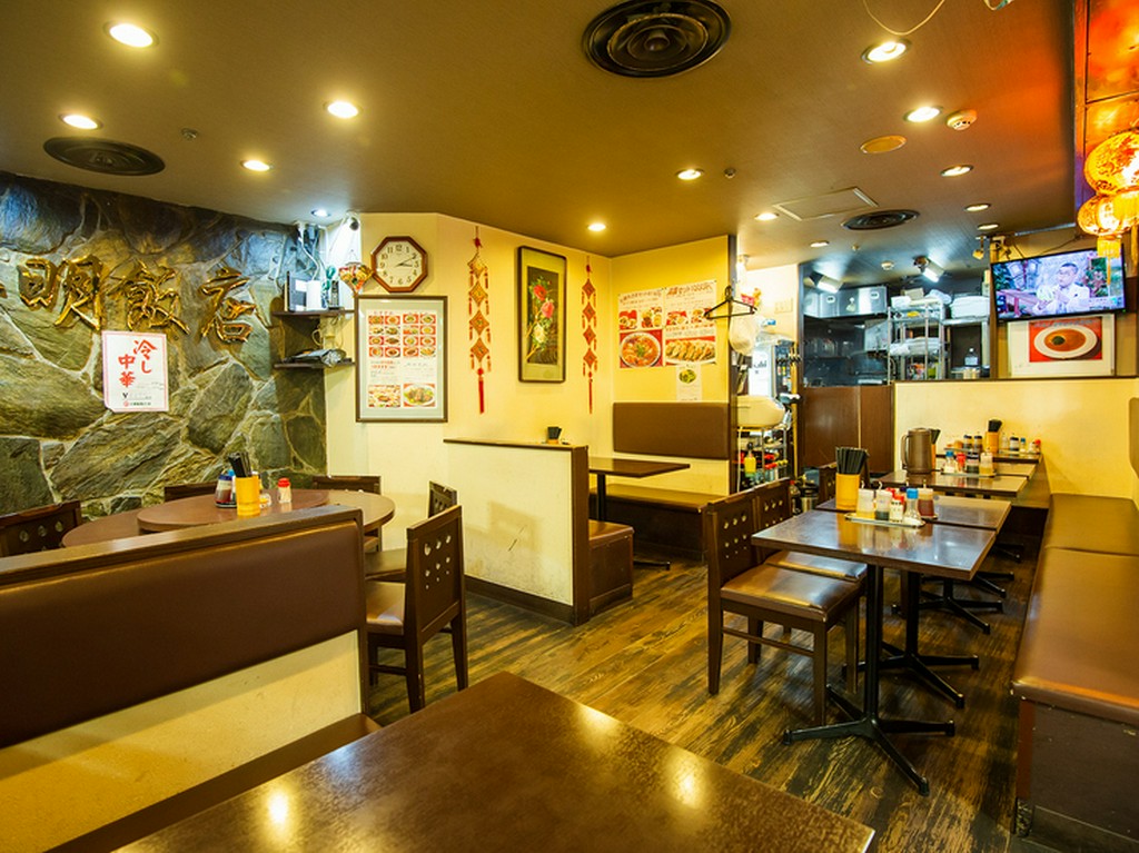 ダークな色調と木のぬくもりに包まれた店内