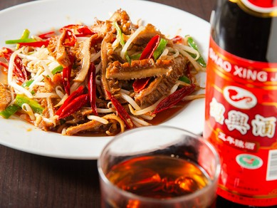 お酒に合う料理が多彩。ドリンク＋つまみのセットメニューもあり