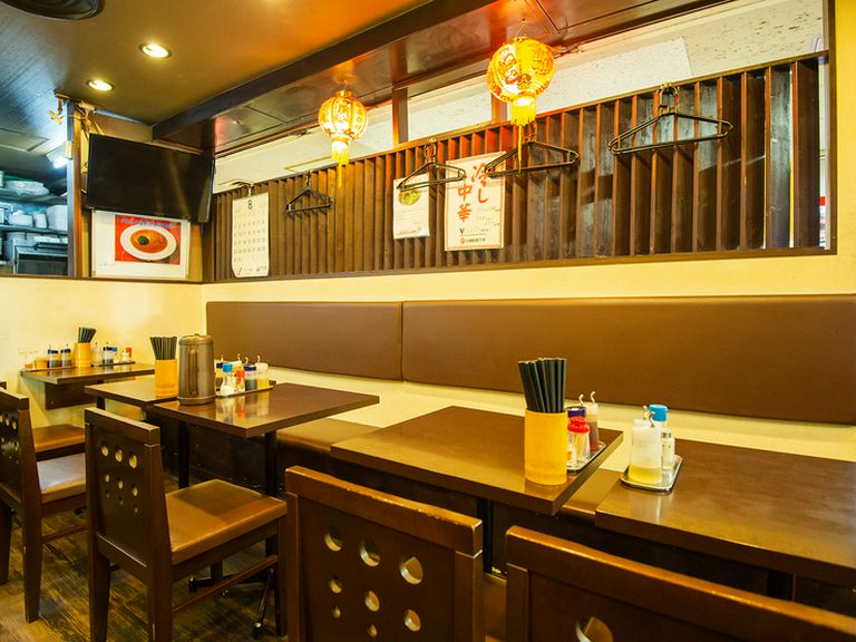 ランチタイムも営業中。お一人でも気軽に腹ごしらえ