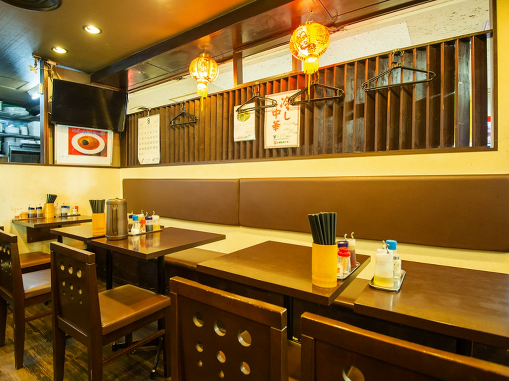 ランチタイムも営業中。お一人でも気軽に腹ごしらえ