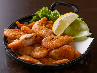 バリエーション豊富な料理を囲んで盛り上がる歓送迎会