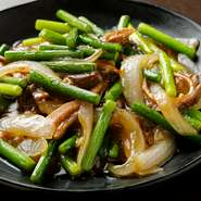 中華料理の定番、ニンニクの芽と豚肉の組み合わせに料理長がアレンジを加え、ひと味違う仕上がりに。シャキシャキしたニンニクの独特の香りと豚肉のコクが食欲をそそります。ご飯もお酒も進む一品です。