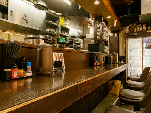 お一人でも気兼ねなく飲み、食べられるカウンター席