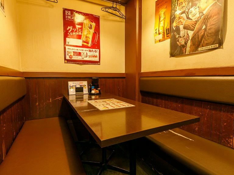 友人同士、じっくり語りつつ飲むならボックス席へ