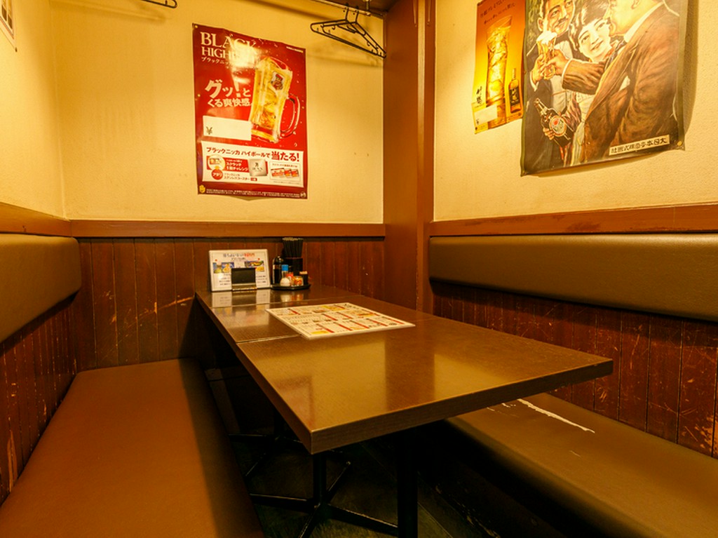 友人同士、じっくり語りつつ飲むならボックス席へ