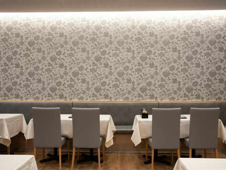 シックな色調に統一された高級感のある店内