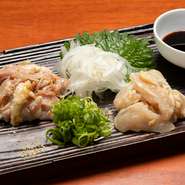 “幻の鶏”シャポーン鹿児島鶏を使用。有機飼料で長期育成された強い旨味と脂の甘味も堪能できる鮮度抜群の逸品。素材の旨味をダイレクトに味わえる贅沢な一品です。甘口の鹿児島醤油が素材を引き立てます。