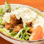 宮崎名物をアレンジ。サクッと香ばしく肉汁を閉じ込めた鶏を、特製南蛮だれにくぐらせ、創業以来続くきゅうりのかっぱ漬けを使った和風の自家製タルタルソースをどっさり乗せたボリューム満点の一品です。