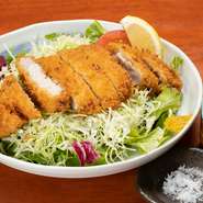 鹿児島県の産地からチルド輸送で仕入れる、鮮度抜群の「かごしま黒豚」のロースとんかつ。サクッと軽い衣ときめ細かで歯切れのよい肉の脂がベストマッチ。甘味があり濃厚なのにさっぱりとした食べ心地です。