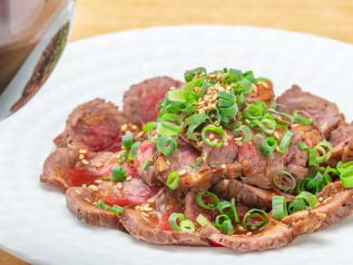 レアな和牛肉の旨みを噛みしめる『和牛のタタキ』