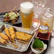『串焼きの盛合せ』、『名物どて焼き』、『本日の1皿』の3品に、ビール、カクテル、ハイボール、日本酒、焼酎の5種からドリンクが2杯付いたお得なセット。