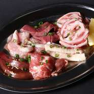 おすすめのホルモンが6種類乗った贅沢な一皿。たくさんの部位が一度に楽しめるので、食感や味の違いを食べ比べできます。「とりあえず、これ」と頼む人も多い人気のメニューです。※二人前から注文可能
