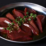 新鮮なホルモンだからこそできる「臭みのなさ」と「お肉の弾力」をよく感じられる一品。上にかかっているごま油と万能ねぎ、ごまの風味もレバーの味をより引き立てます。