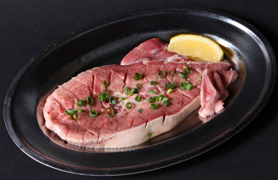 厚切り豚タンを豪快に食べる『生タンステーキ』