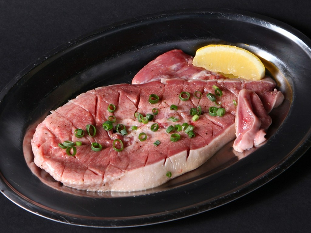 厚切り豚タンを豪快に食べる『生タンステーキ』