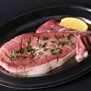 一頭から二人前しかとれないという希少な豚タンを豪快にステーキに。冷凍せず仕入れるので新鮮で、お肉の噛み応えや食べ応えも抜群です。果肉を感じられるオリジナルだれも人気です。
