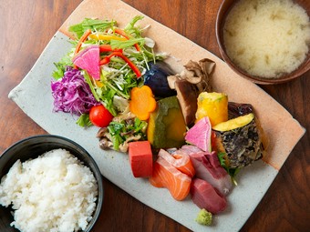 女子会にオススメ　色とりどりの日替わりおばんざいが10種類以上も楽しめる『おばんざい和ンプレート』