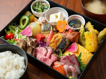 男女問わず大好評　おばんざいと季節の鮮魚やお肉が盛り合わされたボリューム満点の『一期一会膳』