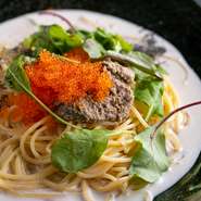 店主こだわりの麺に、プチプチした食感のとびっこと濃厚なカニみそを豪快に！　ソースにもカニみそを使って黒ゴマをアクセントにしています。濃厚だけどくどくはない、まろやかな軽さが人気の秘密。
