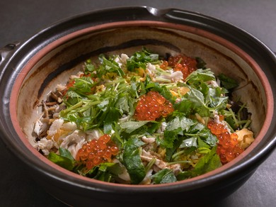 看板料理『土鍋ご飯 鯛飯(いくらのせ)』