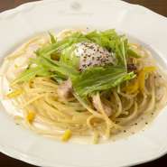 自家製クリームソースに柚子味噌を加えた創作パスタ。味噌の風味がソースにまろやかさをプラスし、柚子の爽やかな香りが口の中に広がります。トッピングの半熟卵をからめながら味わって。
