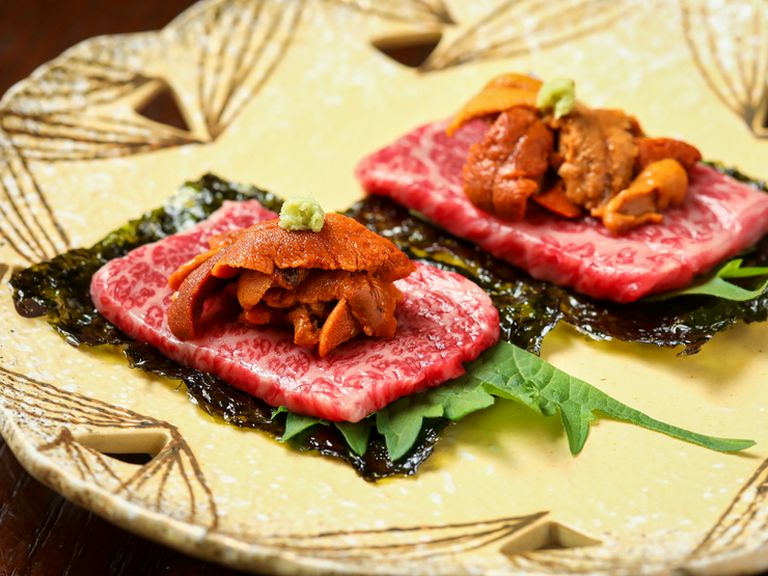 やわらかなリブロース肉と濃厚な生ウニを一緒にいただく、贅沢な一品『備前黒牛うにく』