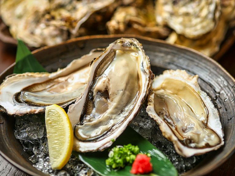 生牡蠣はクリーミーなおいしさ、蒸し牡蠣は濃厚なおいしさ、食べ比べも楽しめる『殻付き牡蠣』