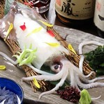 島根県隠岐郡産の朝どれイカは、契約した漁師から鮮度を保った状態で送られてきます。その味は甘みが強く濃厚で、やわらかな食感。イカ一杯を丸ごと、刺身やゲストの要望に合わせた料理で提供してくれます。