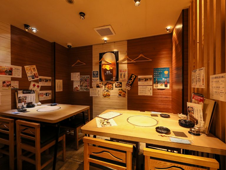 木のぬくもりに包まれた、ゆったり過ごせる1階のテーブル席
