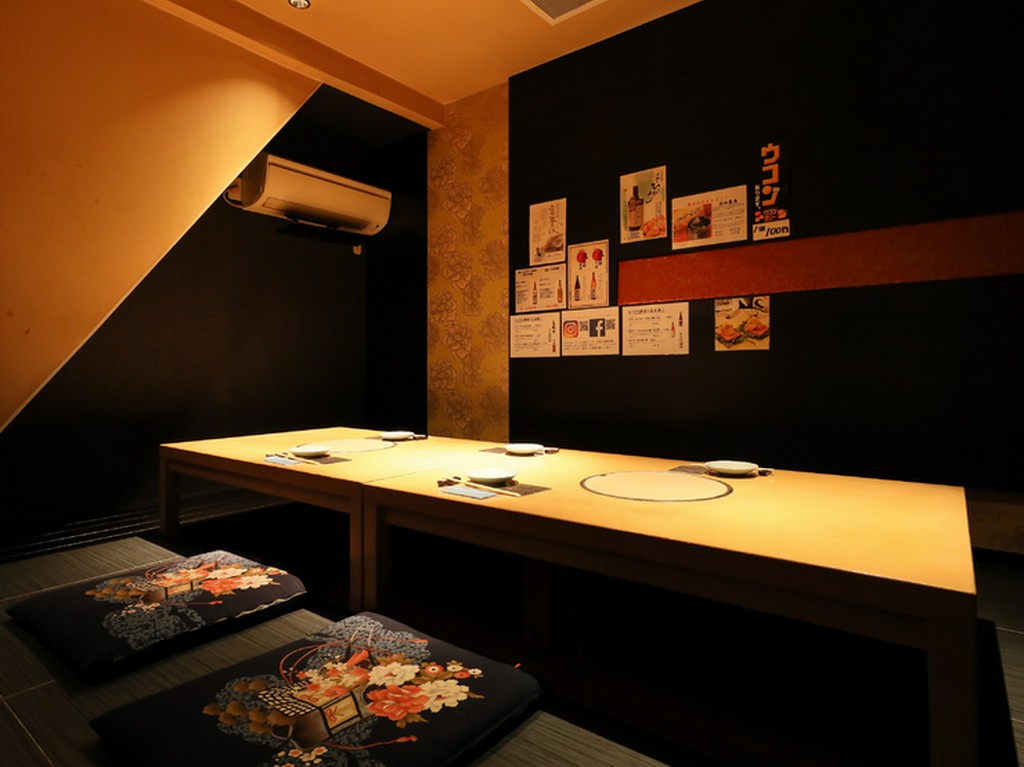 シックで落ち着いた雰囲気、10名で利用できる2階の個室