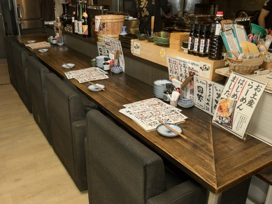 カウンター席は一人飲みにも◎