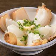 北見名物の玉葱を丸ごと一個使用。じっくりと火を入れているため食感はとろとろで、甘味は倍増！　上にトッピングされたバターの塩気とコクが加わることで、さらなる旨みが引き立たてられています。