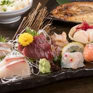 オホーツク海で捕れた新鮮な旬の魚介を使用。鮪や、サーモン、鯖、鯵など７～8品を盛り込んだ贅沢な一品です。四季折々で内容が変わるので、訪れるたびに異なる味わいを堪能できます。