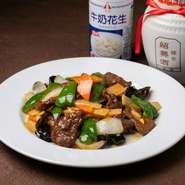 広東料理には欠かせないオイスターソースを使った代表的な料理です。たっぷりの野菜と柔らかな牛肉に、濃厚なタレが絡まり、お酒も進む、白いご飯も進む一皿です。