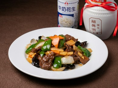 濃厚なオイスターソースのタレが絡み、お酒もご飯も進む一皿『牛肉のオイスターソース炒め』