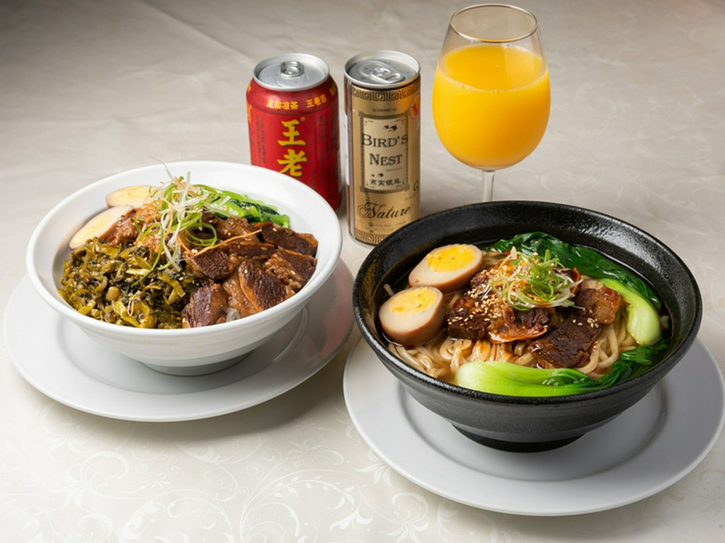 『牛肉丼』（左）、『牛肉麺』（右）