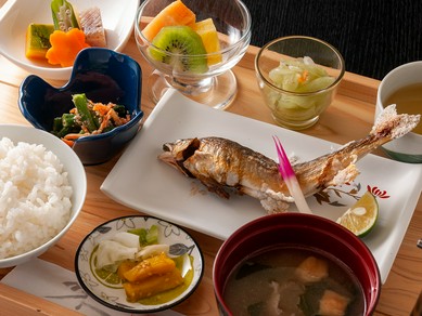 安田川の天然鮎を使った名物料理『鮎の塩焼き御前』