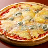 パリパリした食感が香ばしい薄生地のピザ。パルメザン、モッツァレラのまったりしたチーズ感にゴルゴンゾーラが効いた3種類のチーズのハーモニーが楽しめ、ワインのお供にもピッタリ。
