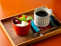 和食器が落ち着いたティータイムを演出『パンナコッタとコーヒーのセット』