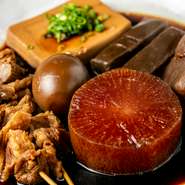 【一力小野田店】オリジナルの『黒おでん』は、かつお・昆布・醤油をブレンドしたダシの味が具材に沁みて深い味わい。店一押しの「牛スジ」や大根、豆腐などをお好みで注文できるほか、盛り合わせもあります。